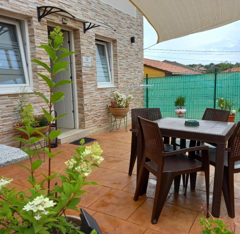 桑提亚纳德玛Natura Cantabria的一个带桌椅和围栏的庭院