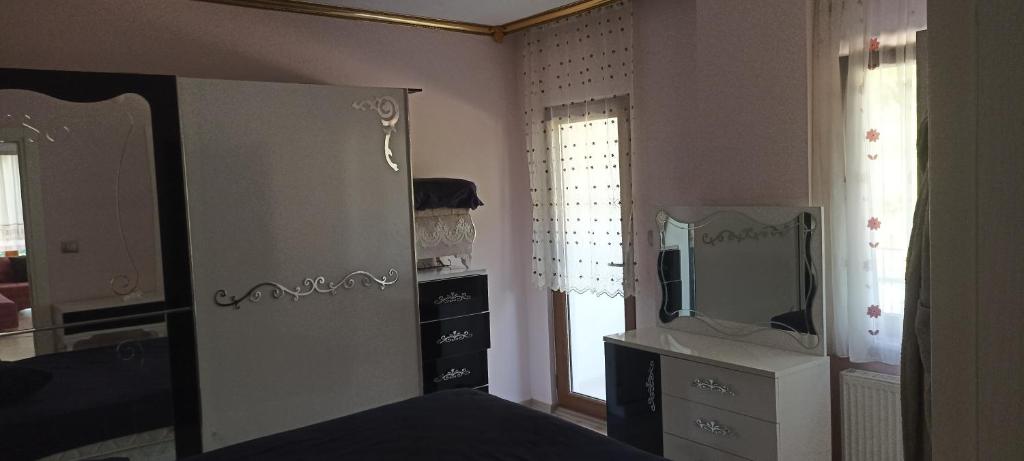 亚洛瓦TERMAL LUX HOUSE的一间卧室配有床、镜子和梳妆台