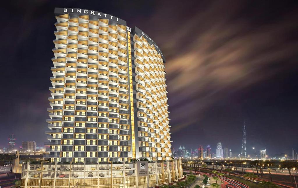 迪拜Burj View 2BR Binghatti - Al Jaddaf的一座高大的建筑,上面有标志