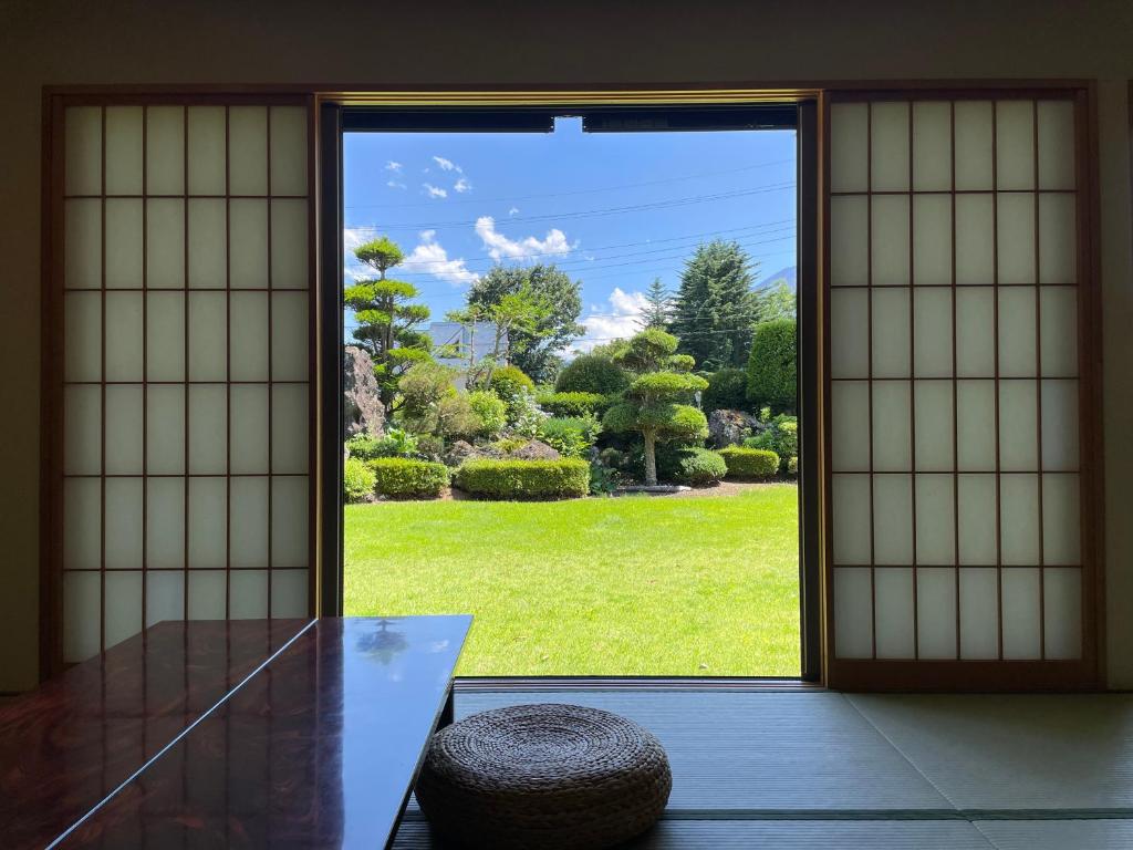 富士河口湖托加瓦索酒店的开放式门,享有花园的景色
