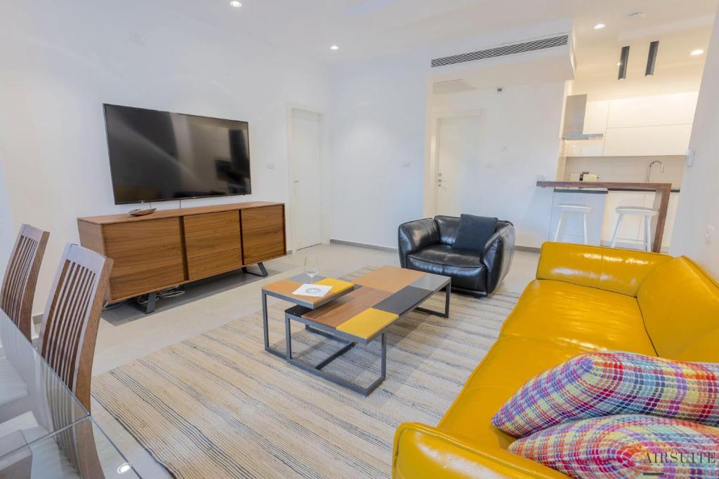 特拉维夫Luxury Shenkin 2BR by Airsuite的带沙发、电视和桌子的客厅