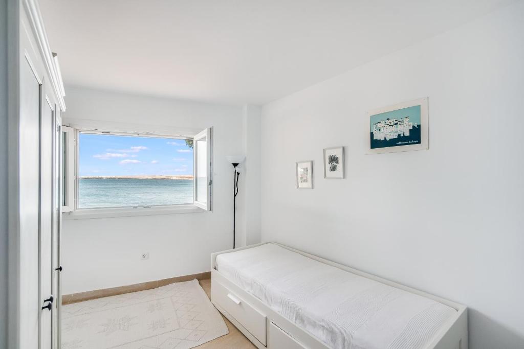 阿里纳加Casa Daura Playa de Arinaga 2023 Reformed的白色的客房设有床和窗户。