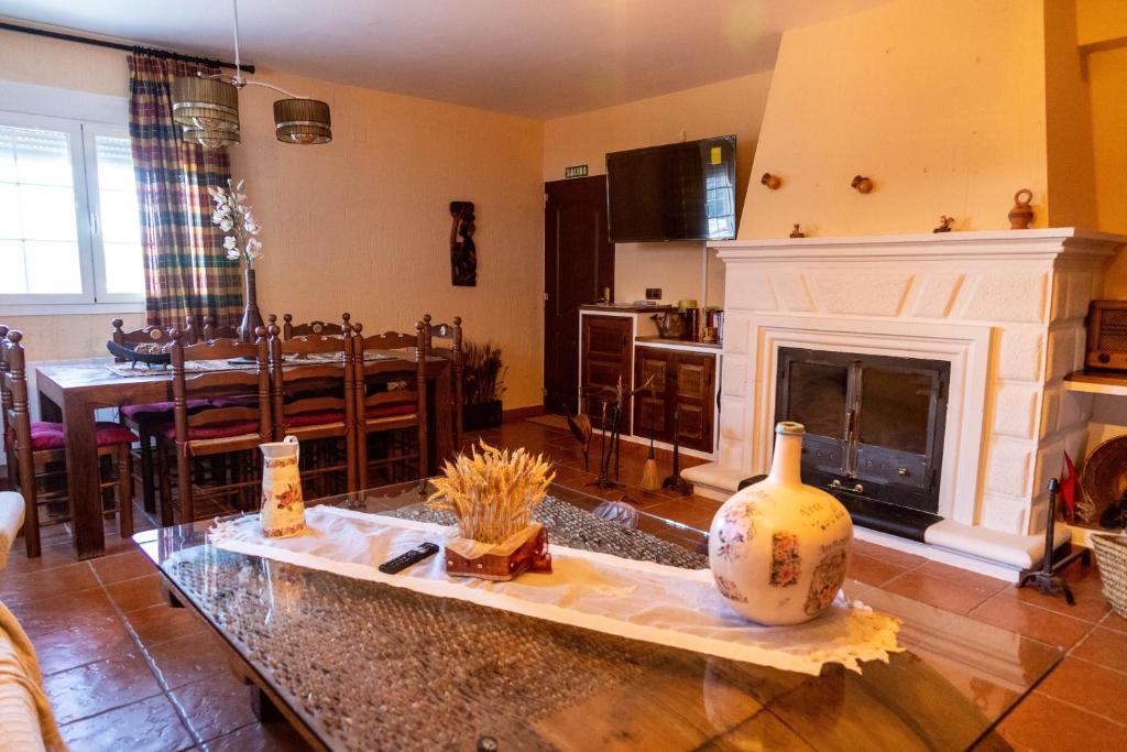 昆卡Casa Rural La Carbonera的带壁炉的客厅和用餐室