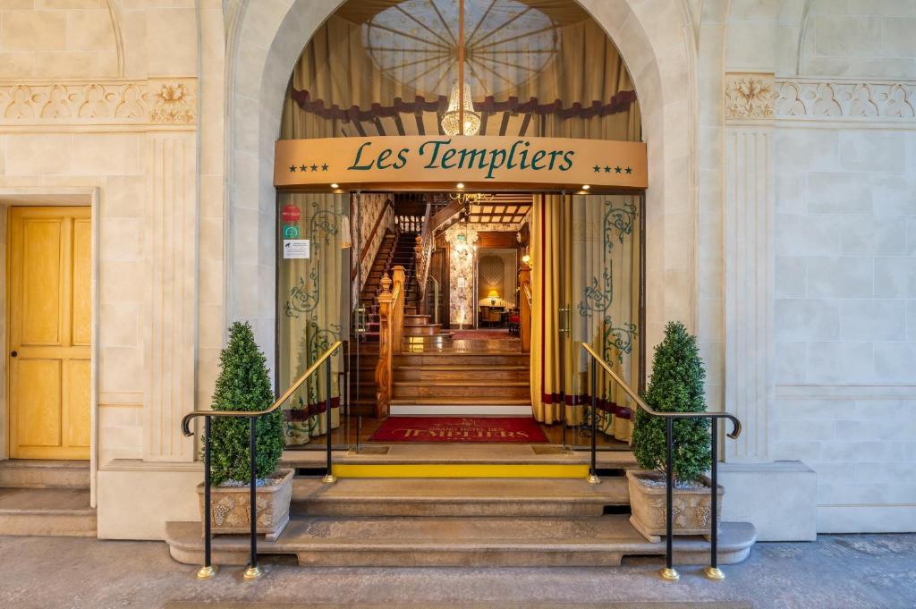 兰斯格兰德酒店的带有楼梯和标志的建筑入口