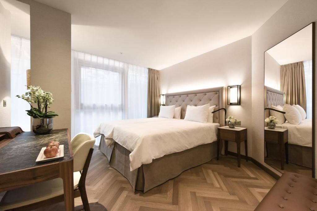 卢塞恩阿斯托里亚酒店的酒店客房设有一张大床和一张书桌。