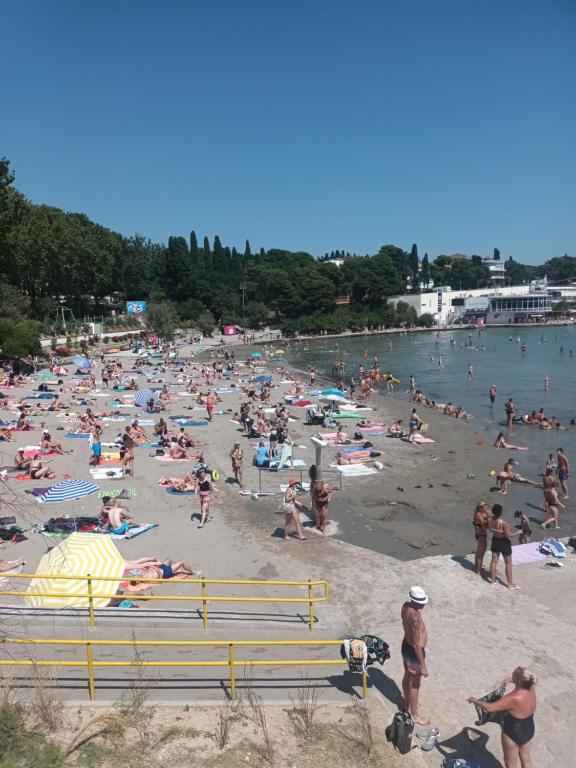 斯普利特Split Ruža Apartment的海滩上一群人