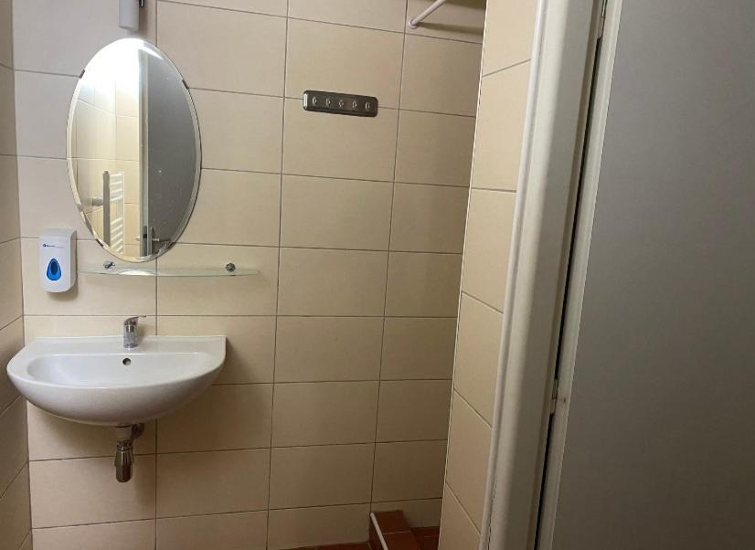 布拉迪斯拉发Hostel Old Town的一间带水槽和镜子的浴室