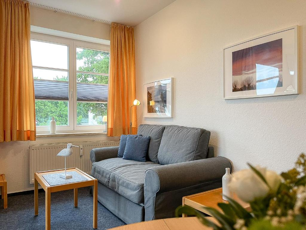 博尔滕哈根Dünenblick Wohnung 24的客厅配有沙发和桌子