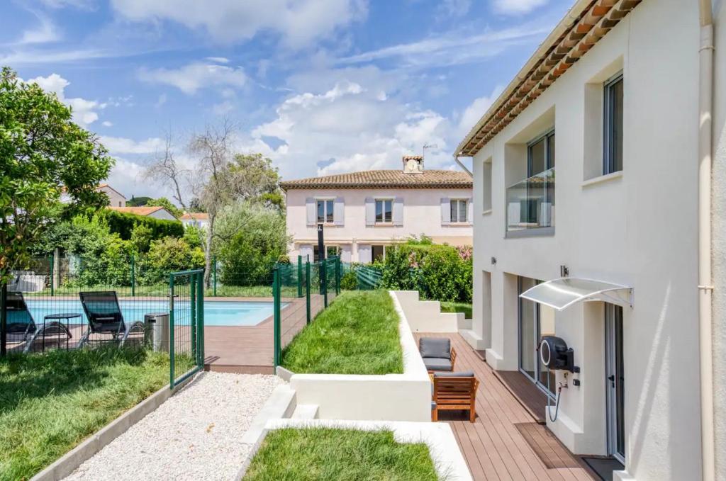 昂蒂布Villa Constance - Antibes的一个带游泳池和房子的后院