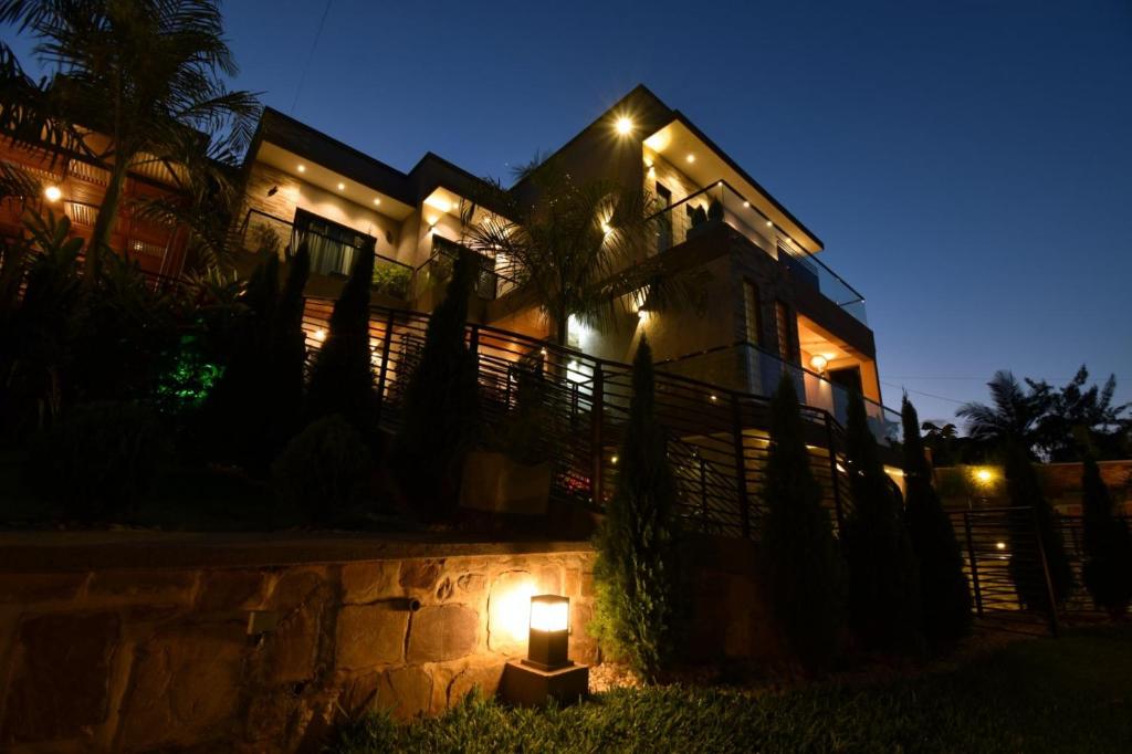 基加利Supreme Villa的夜晚在前面有灯的房子