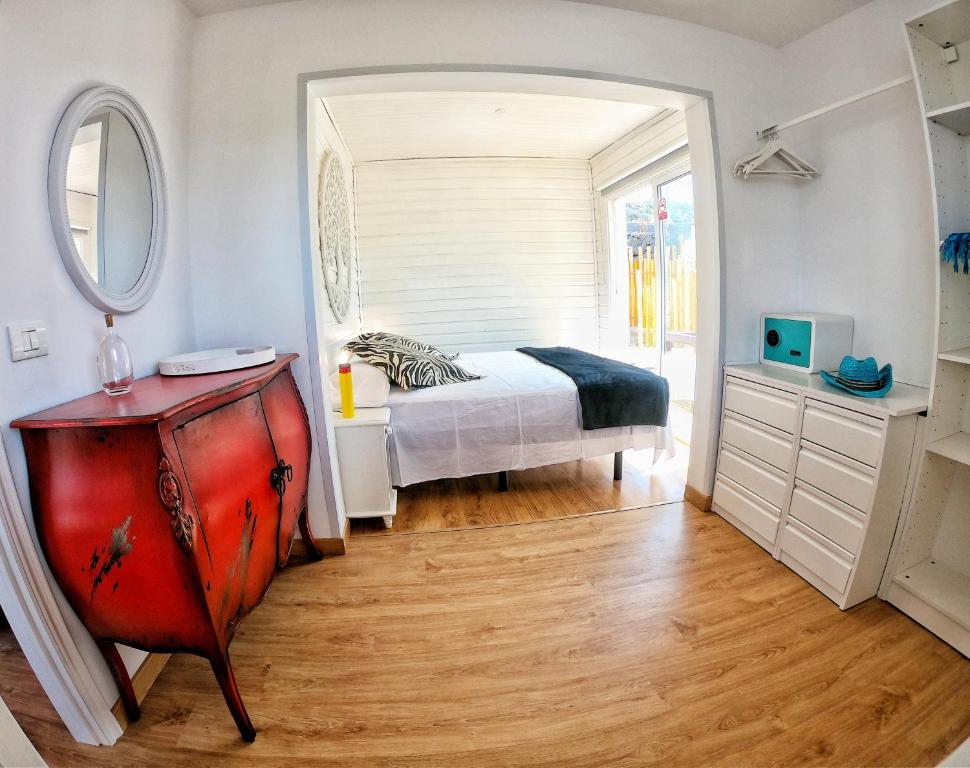 吉亚德伊索拉FINCA BEROLO 4的一间卧室配有床、镜子和梳妆台
