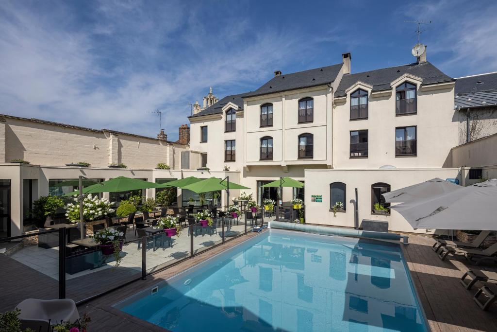 塞纳河畔诺让圣罗兰酒店的大楼前设有游泳池的酒店