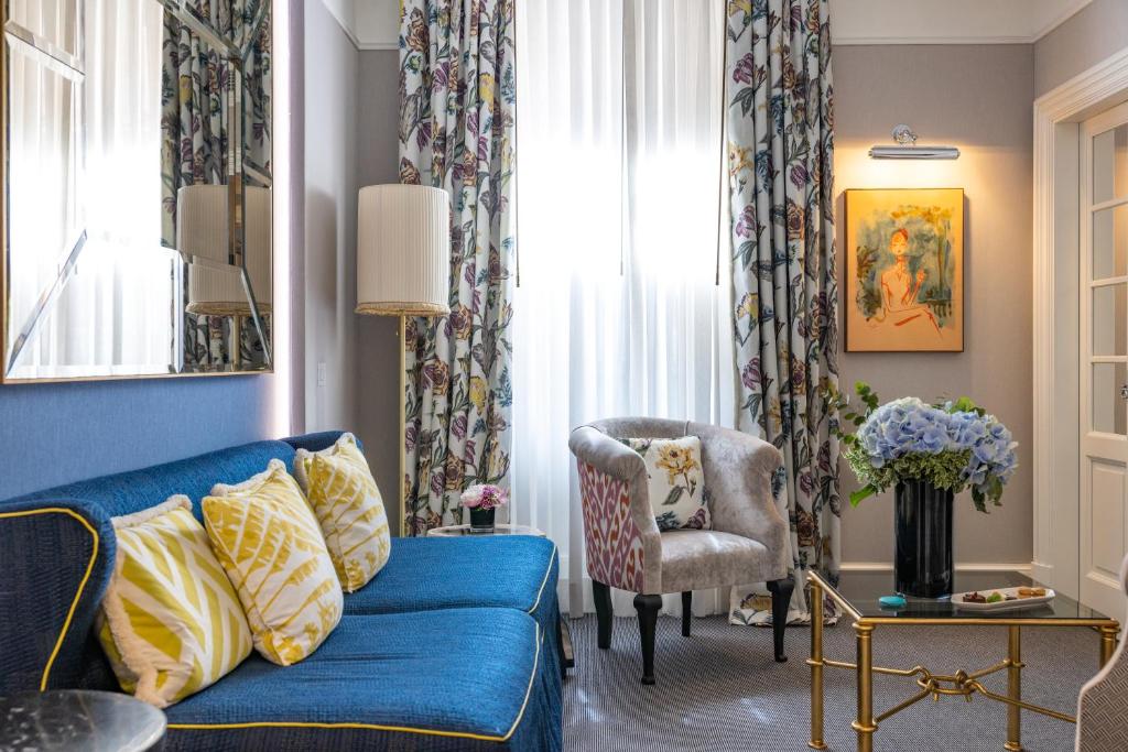 罗马Maalot Roma - Small Luxury Hotels of the World的客厅配有蓝色的沙发和椅子