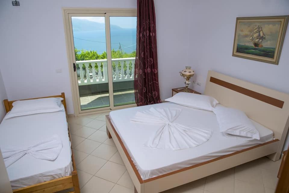 伏罗拉360° View Apartments的一间卧室设有两张床和窗户。