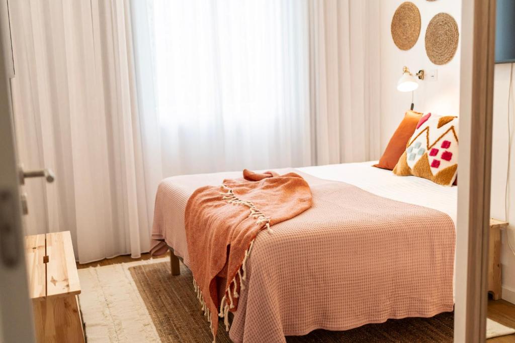 蓬塔德尔加达Azores Green Villas的一间卧室配有一张床铺,床上有毯子