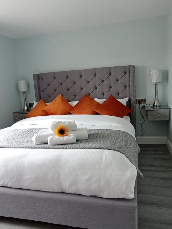 查尔斯敦Tiernan's Luxury King Room Ensuite的一间卧室配有一张大床和毛巾