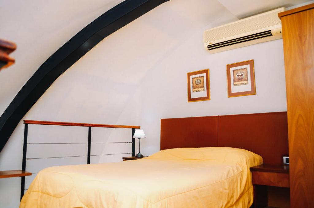 罗萨里奥罗萨里奥套房酒店的卧室配有一张床