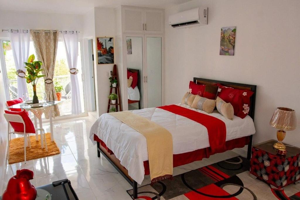 圣斐利-银港Royal Terrace Queen I的一间卧室配有一张带红色和白色棉被的床