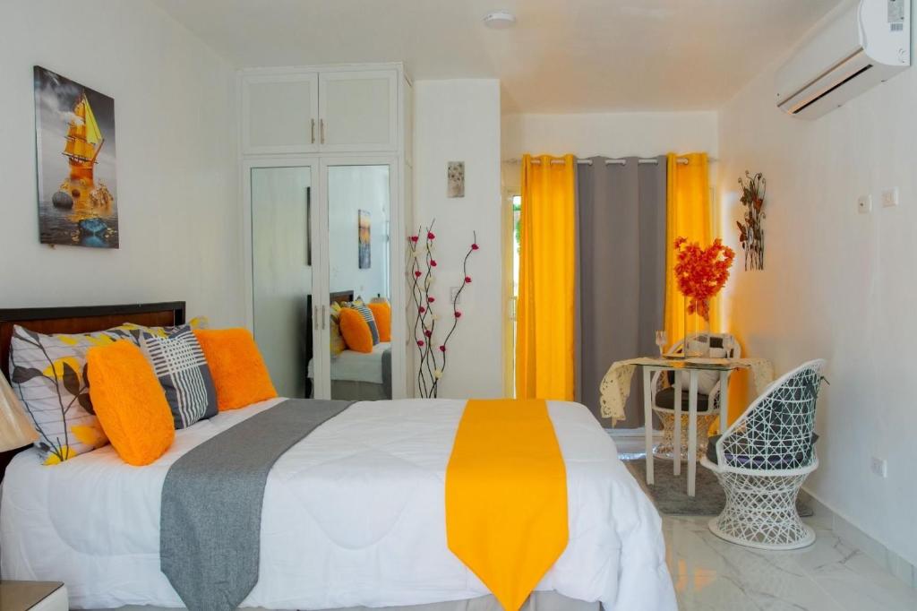 圣斐利-银港Royal Terrace Princess II的一间卧室配有带橙色和灰色枕头的床