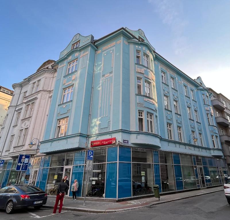俄斯特拉发U Betty - Ostrava Centrum的街道拐角处的蓝色建筑