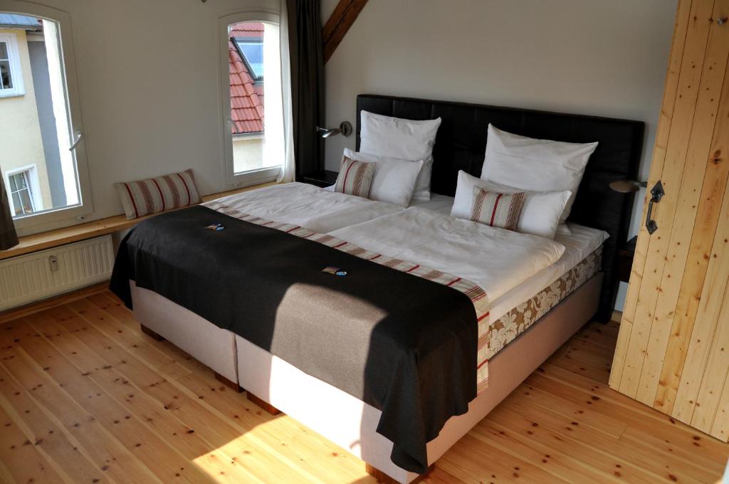 沃尔加斯特德尔斯派克酒店的一间卧室配有一张大床和黑色床头板