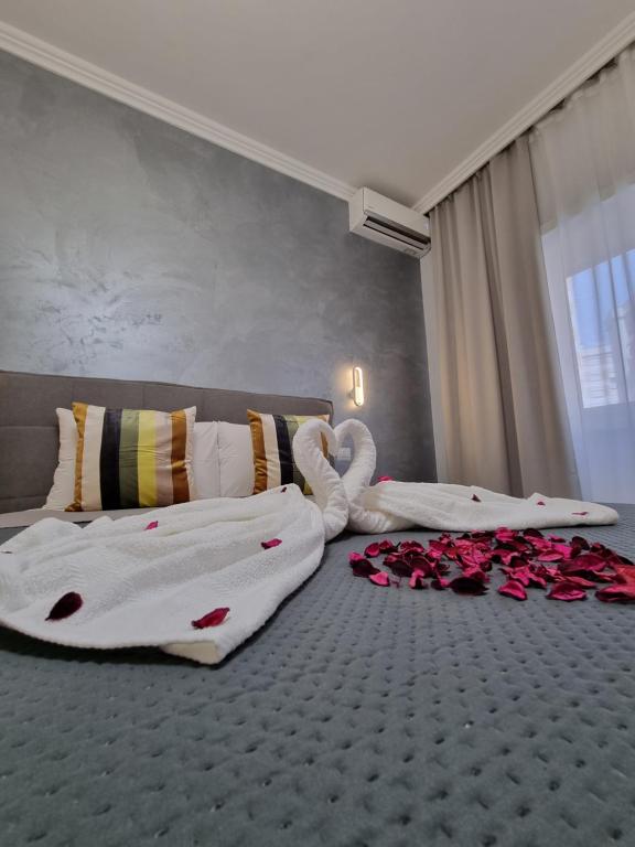 罗马Roman Holidays House Monteverde的卧室配有两张玫瑰床,位于地板上
