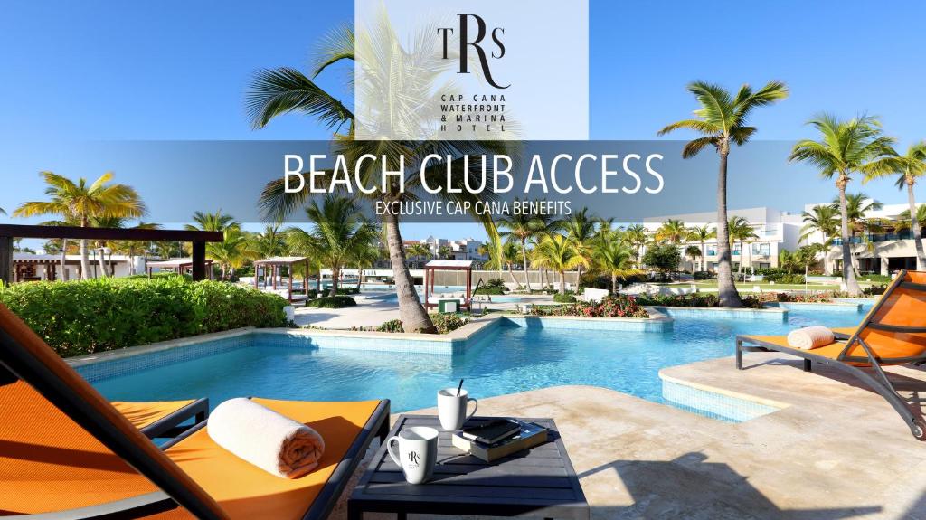 蓬塔卡纳TRS Cap Cana Waterfront & Marina Hotel - Adults Only - All Inclusive的海滩俱乐部会堂度假村的游泳池景