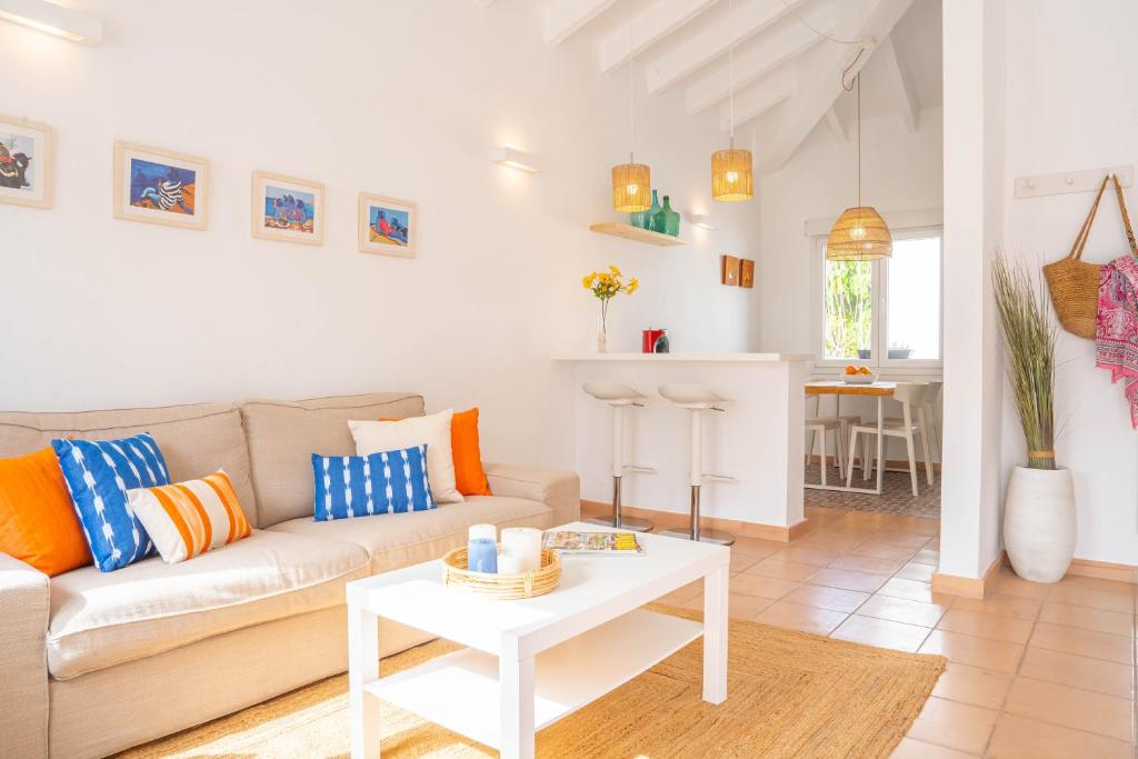 休达德亚Casa Menorquina centro Ciutadella的客厅配有沙发和桌子