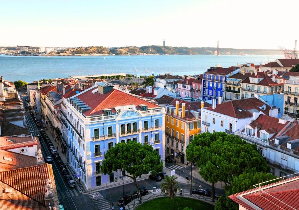 里斯本Montebelo Vista Alegre Lisboa Chiado Hotel的城市的空中水景