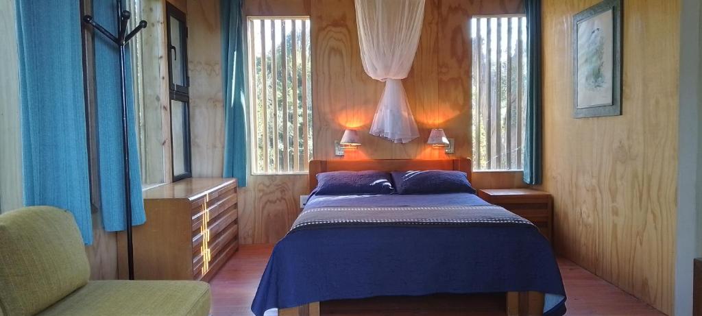 拉佩德雷拉Posada IRSIS的一间卧室配有蓝色的床和2个窗户