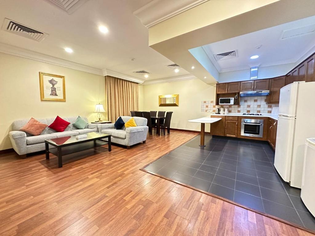 阿可贺巴宫殿酒店的带沙发的客厅和厨房