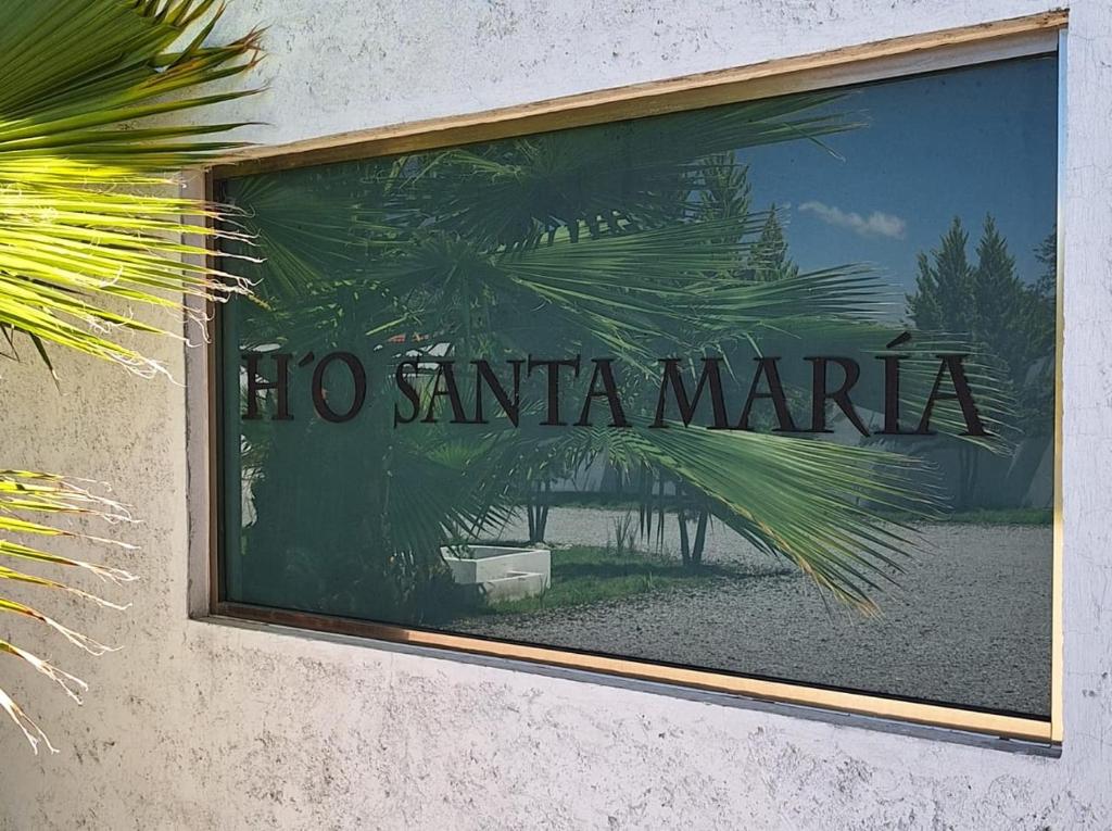Zumpango de OcampoHotel HO Santa María的窗户上没有桑塔玛塔的标志