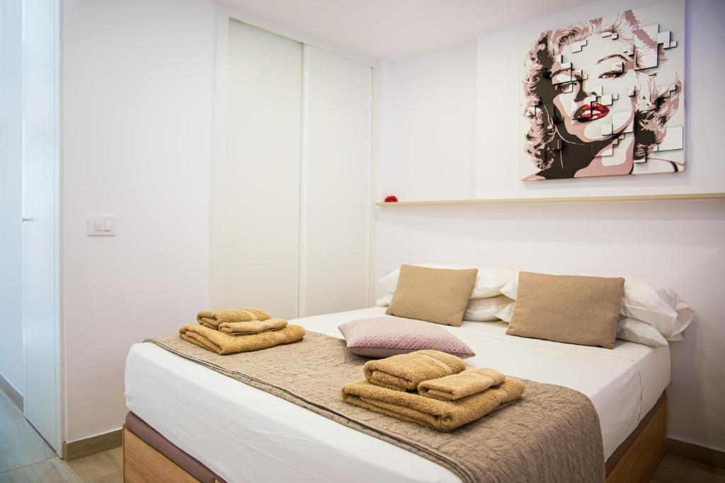 美洲海滩Luxury Suite Borinquen的一间卧室配有带毛巾的床