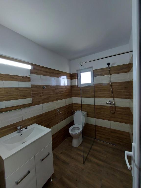 维纳斯Vila Diana的浴室配有卫生间、淋浴和盥洗盆。