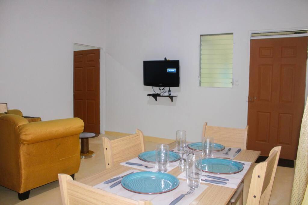 科马亚瓜Confortable y céntrico的一间用餐室,配有一张带蓝色盘子的桌子