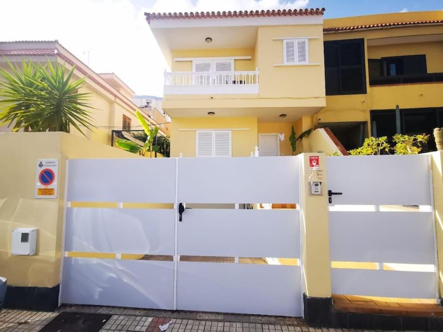 圣克鲁斯-德特内里费Amplia casa 5 habitaciones en Santa Cruz con zona para trabajar的房屋前的白色围栏