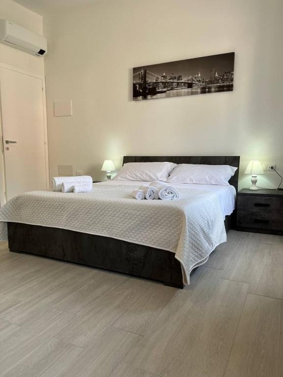 波萨达Central Rooms Posada的一间卧室配有一张大床和两条毛巾
