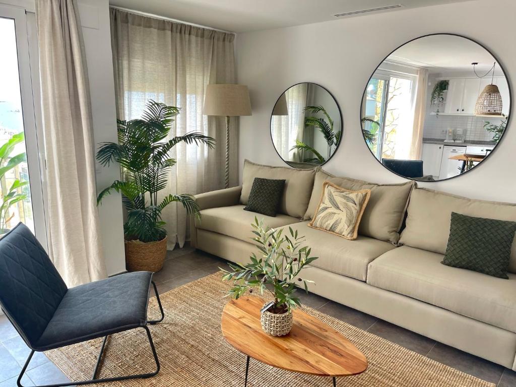 圣苏珊娜SeaHomes Vacations - MARINA BOUTIQUE design的带沙发和圆镜子的客厅