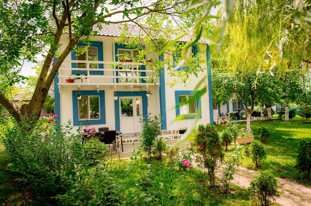 穆里吉奥尔Pescarul Deltei的蓝色和白色的房子,设有花园