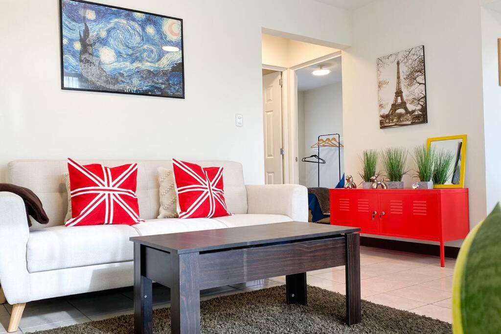 克萨尔特南戈Paseo de la Arboleda apartamento的客厅配有白色沙发和红色枕头。