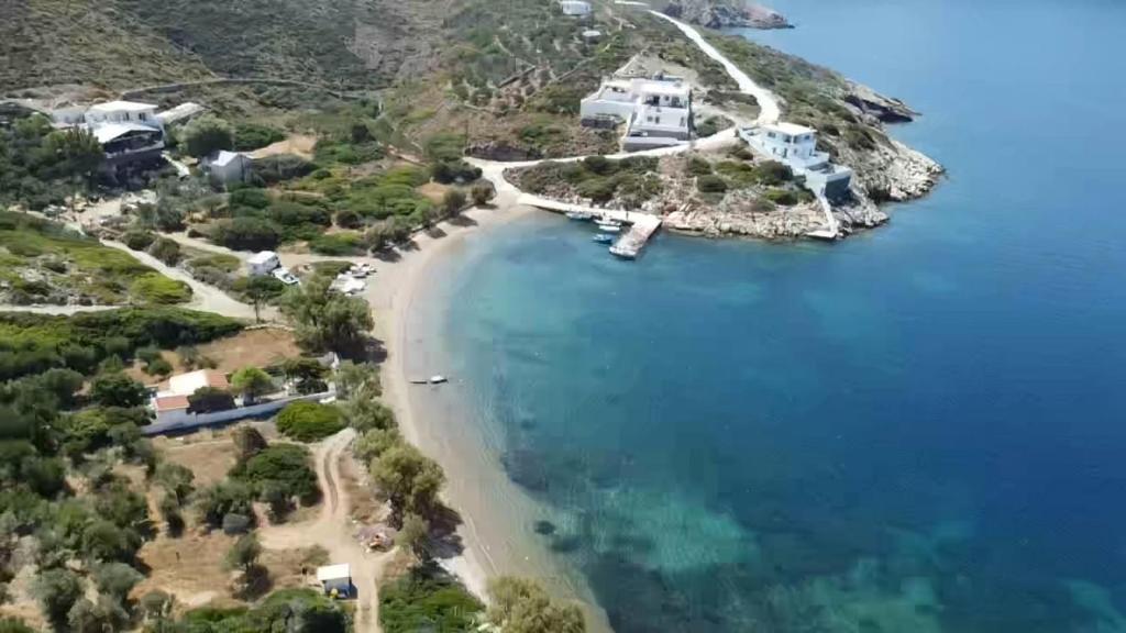 富尔尼群岛Pandaisia Φούρνοι Κορσεων的海滨的空中景色