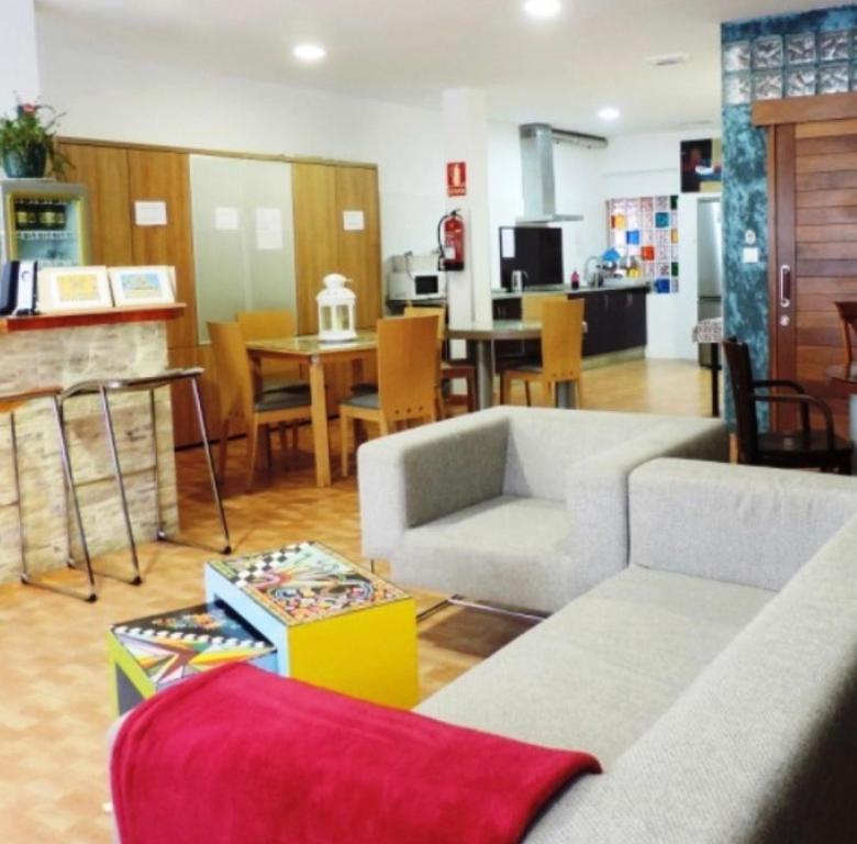 菲尼斯特雷Albergue-Pensión Cabo da Vila的客厅配有沙发和桌子