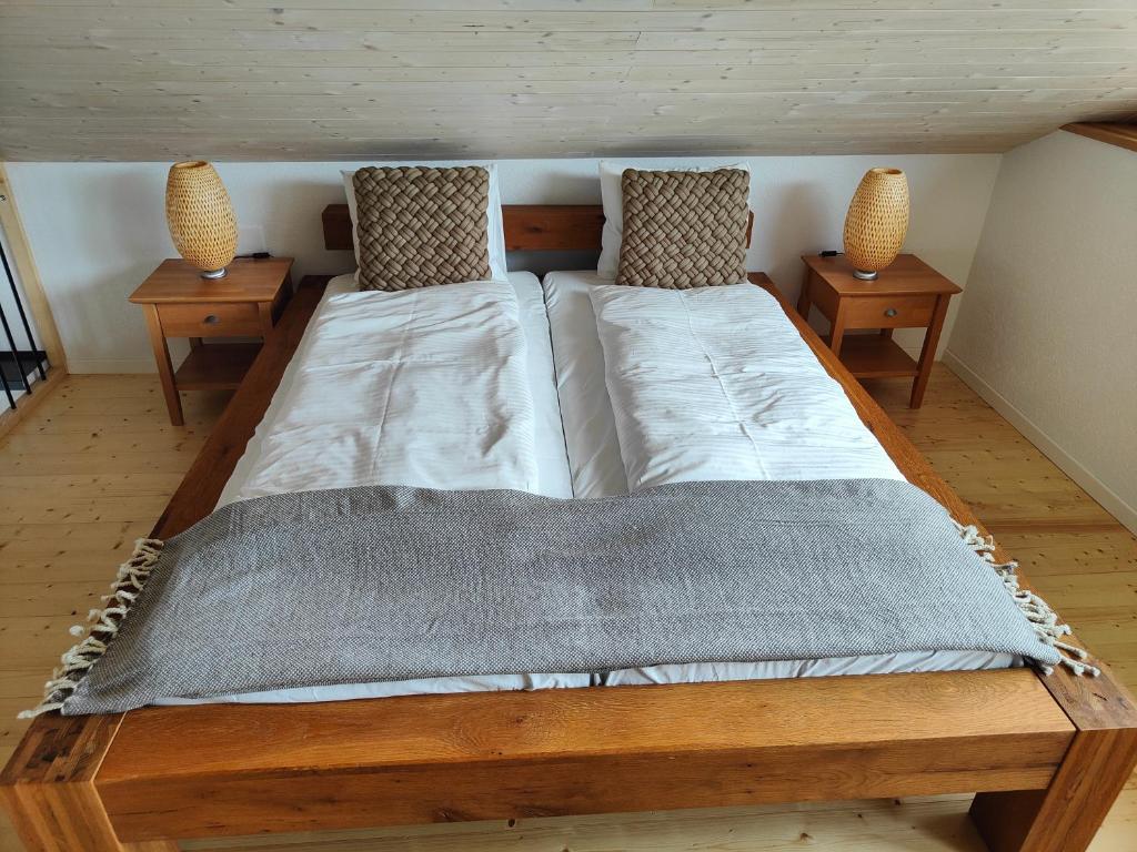 赛尼厄莱吉耶la maisonette的一张大床,房间带两张桌子