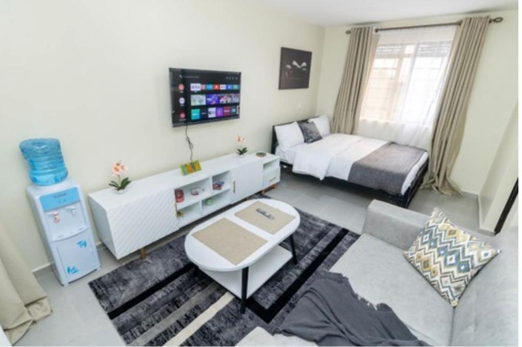 NgongCozy apartment off punda lane vet stop的客厅配有床和沙发