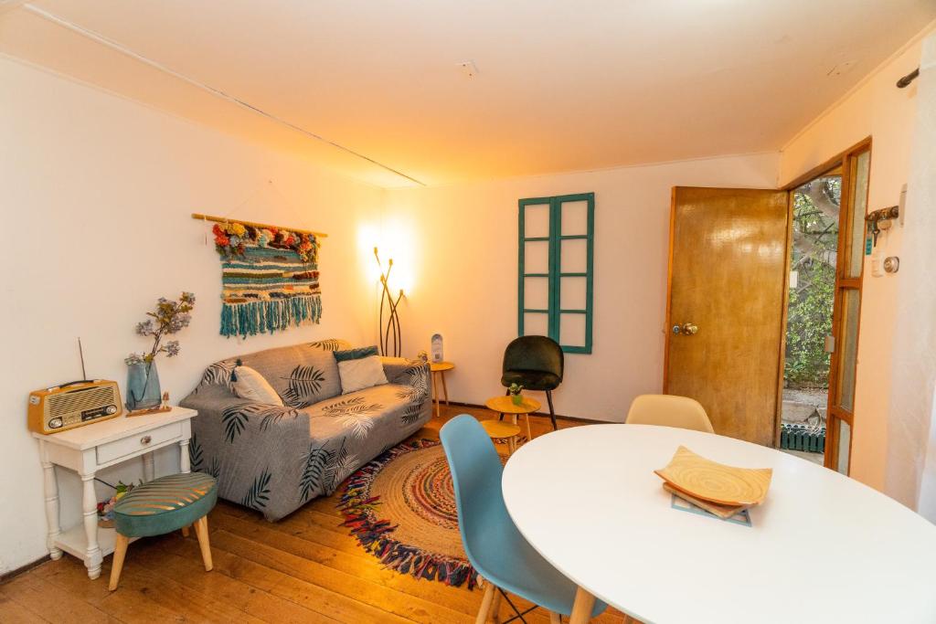 维库尼亚Casa Doris的客厅配有桌子和沙发