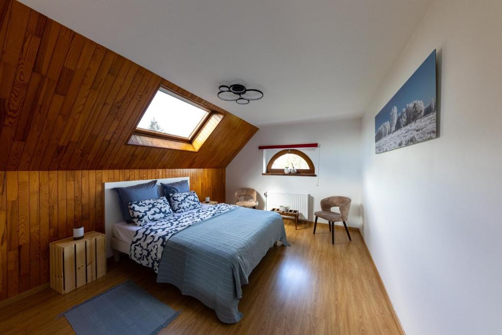 雅莱L'Ermitage的一间卧室配有一张床和天窗