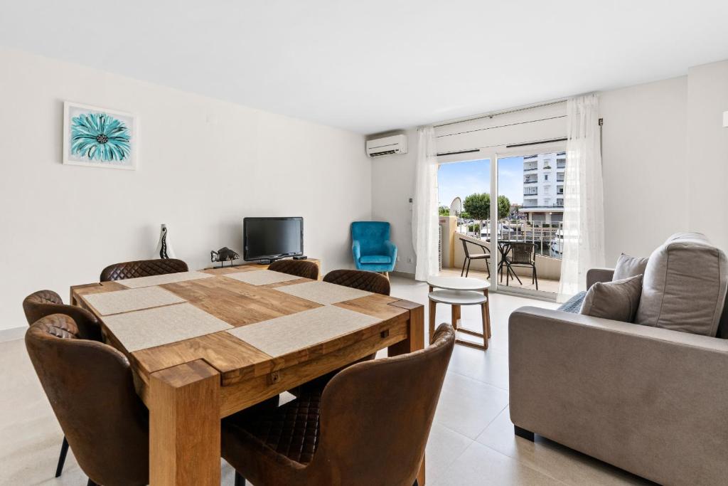 艾姆布里亚布拉瓦Apartamento WELCS EMP 093 con vistas al Canal的客厅配有木桌和沙发