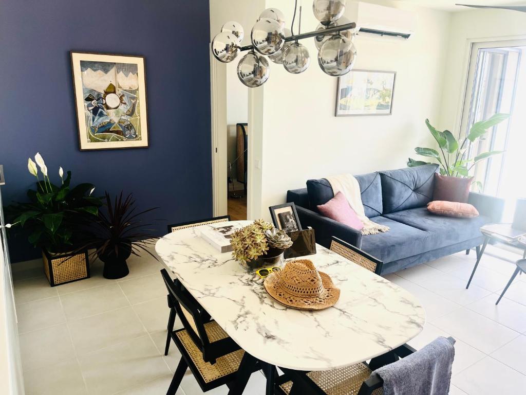 塔维拉Picasso Apartament的客厅配有桌子和蓝色沙发