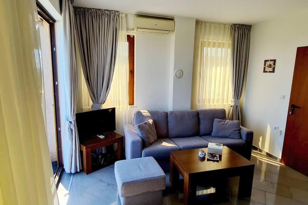 洛泽内茨Seagarden Villa Resort / Villa Dimar 2C的客厅配有蓝色的沙发和桌子