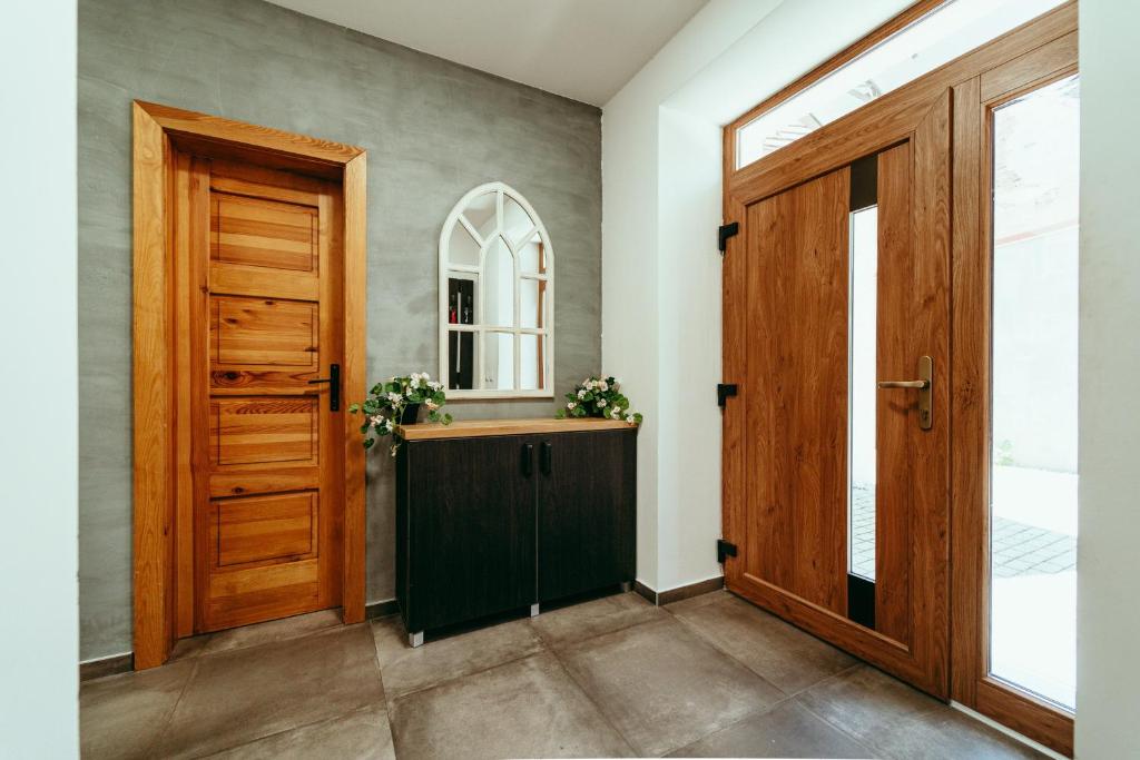 ŠaštínLuxury style apartment的走廊设有木门和窗户